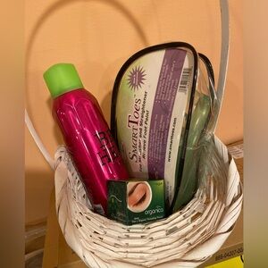 Gift Set 3 Products in 1 basket: Organic Thread, Hair Glass Spray, Pain reliever